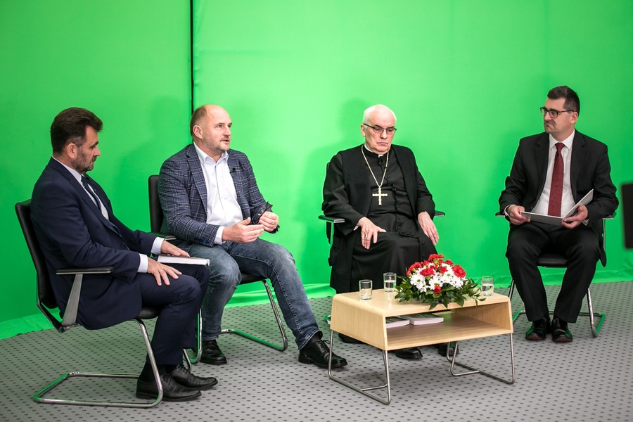 Prymas Tysiąclecia – debata w studiu telewizyjnym w Urzędzie Marszałkowskim, fot. Andrzej Goiński/UMWKP
