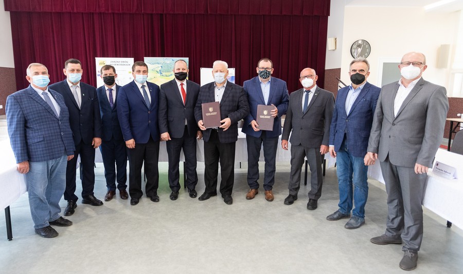 Podpisanie umowy na budowę chodnika między Grzybnem i Drużynami, fot. Mikołaj Kuras dla UMWKP