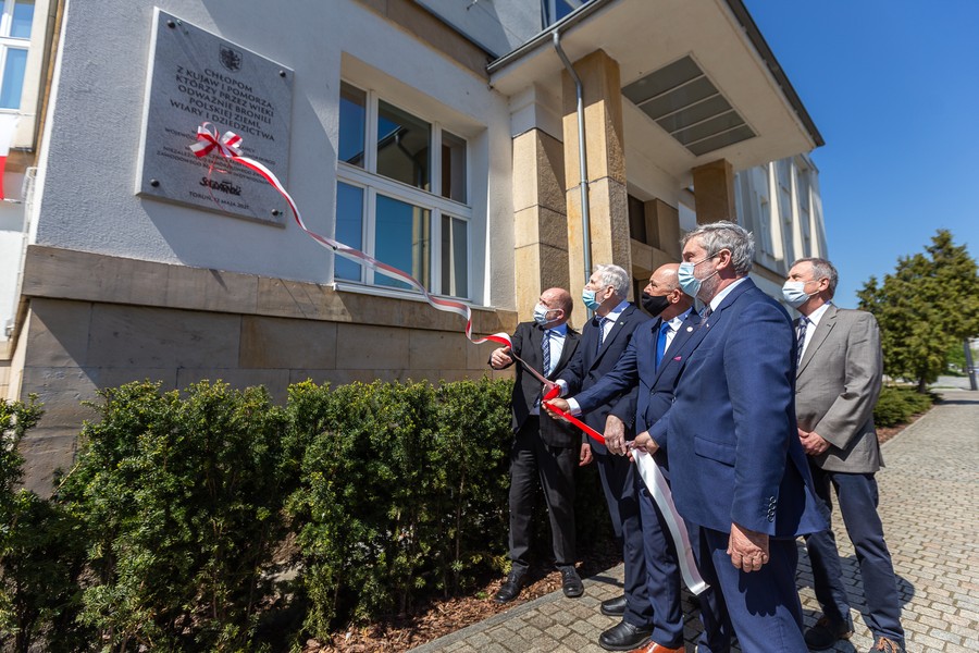 Odsłonięcie tablicy pamiątkowej w Toruniu, fot. Szymon Ździebło tarantoga.pl dla UMWKP