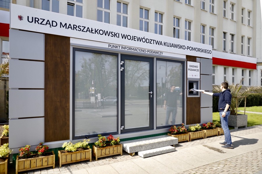 Mobilny punk podawczy przed Urzędem Marszałkowskim, fot. Andrzej Goiński