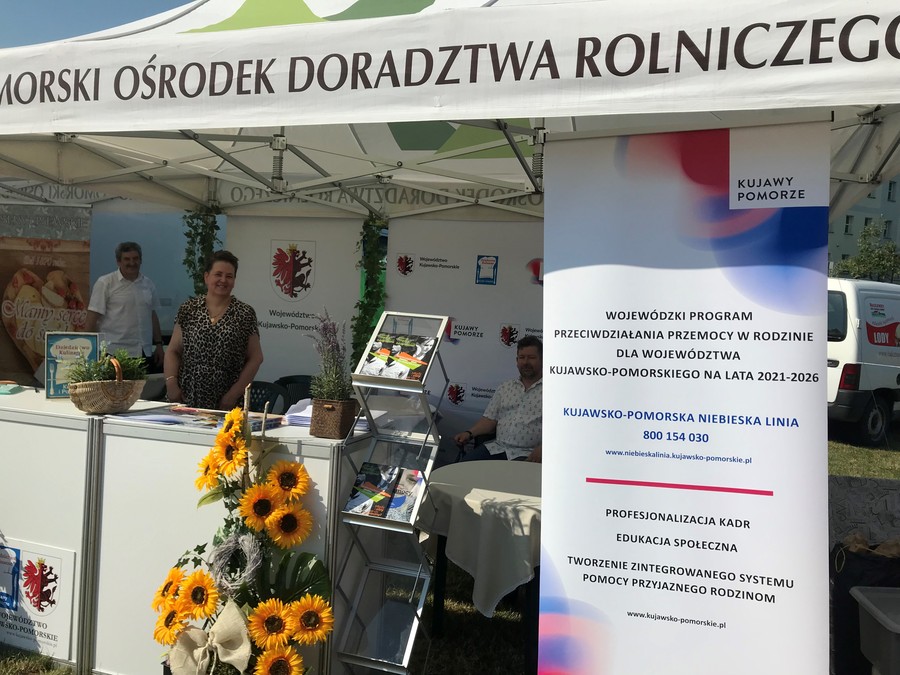 Stoisko Urzędu Marszałkowskiego Województwa Kujawsko-Pomorskiego w Toruniu w czasie Krajowych Dni Pola w Minikowie, 19 czerwca 2021r., fot. Biuro Wsparcia Rodziny i Przeciwdziałania Przemocy