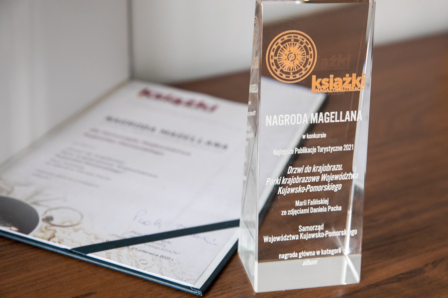 Statuetka Nagrody Magellana dla wydawnictwa Urzędu Marszałkowskiego, fot. Andrzej Goiński/UMWKP