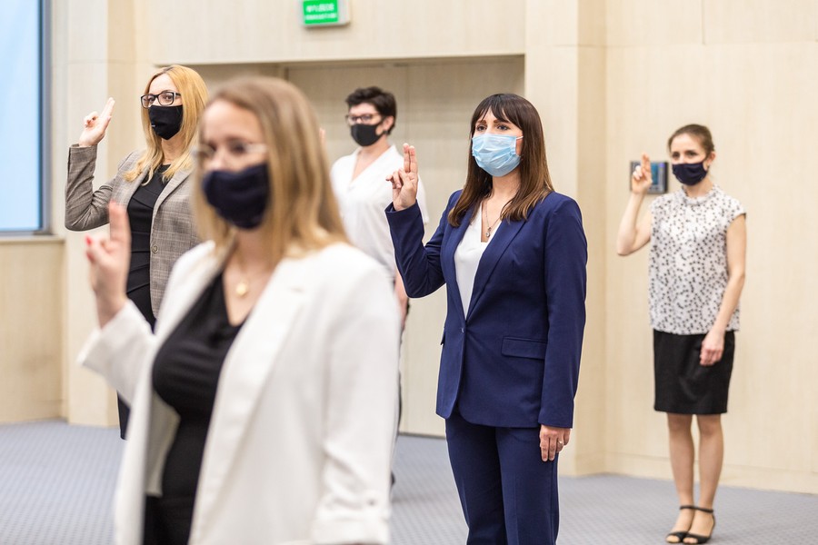 Ślubowanie urzędników, fot. Szymon Zdziebło/tarantoga.pl dla UMWKP