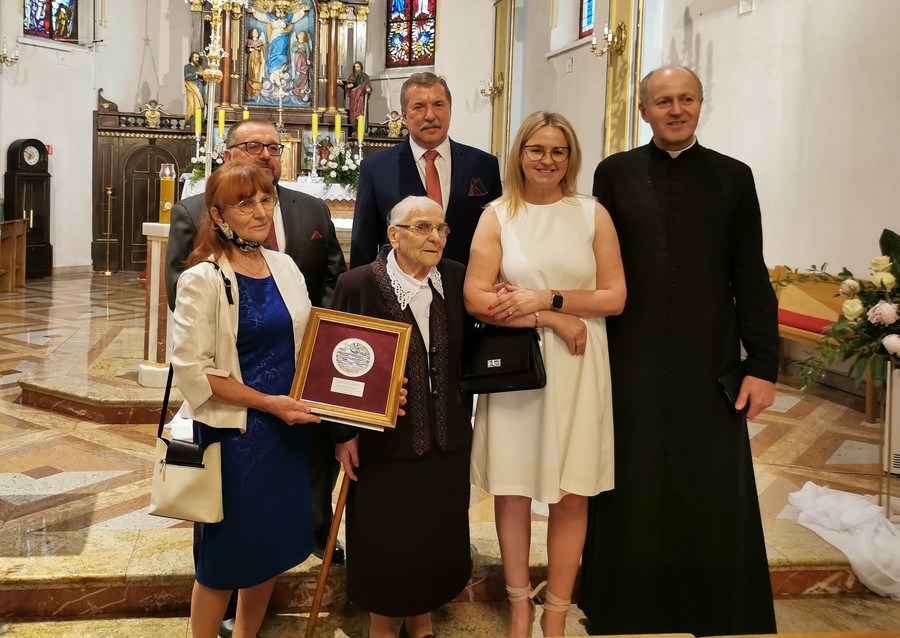 Wręczenie medalu nestorce, fot. archiwum Urzędu Marszałkowskiego