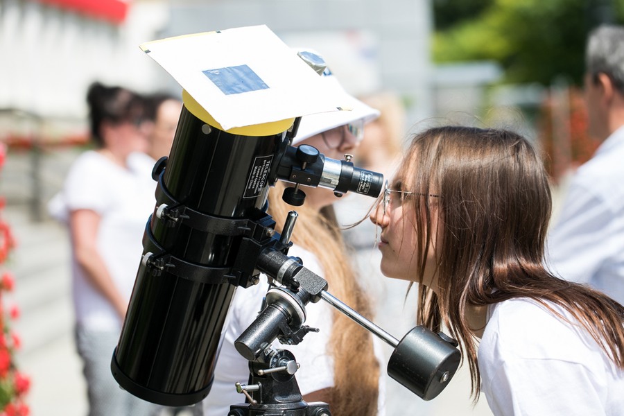 Obserwacja częściowego zaćmienia Słońca, fot. Andrzej Goiński/UMWKP