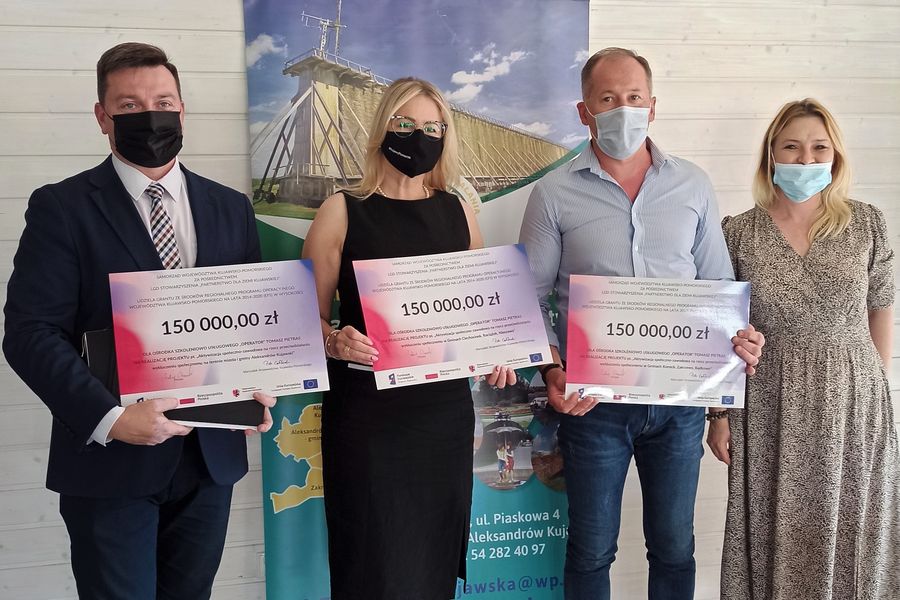 Wręczenie czeków w siedzibie Lokalnej Grupy Działania Stowarzyszenie ,,Partnerstwo dla Ziemi Kujawskiej”, fot. LGD Stowarzyszenie ,,Partnerstwo dla Ziemi Kujawskiej”