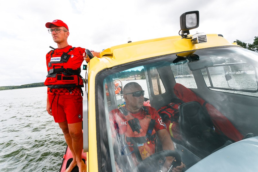 Patrolowanie plaży w Pieczyskach, fot. Filip Kowalkowski dla UMWKP
