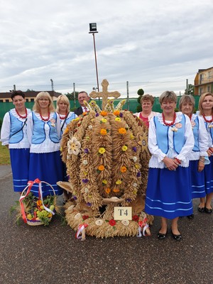 Na zdjęciu zwycięzcy Konkursu na Najładniejszy Wieniec Tradycyjny na Dożynkach Województwa Kujawsko-Pomorskiego i Diecezji Pelplińskiej w Tucholi 30.08.2020 r. - Koło Gospodyń Wiejskich w Przymuszewie