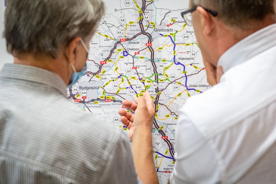 Podpisanie umowy na modernizację drogi wojewódzkiej nr 563, fot. Szymon Zdziebło tarantoga.pl dla UMWKP