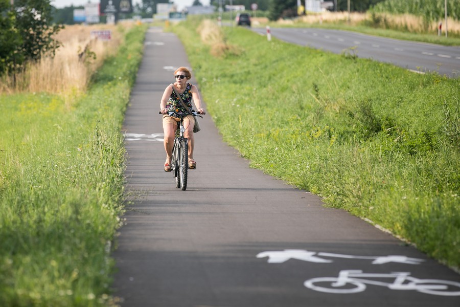 Ścieżka rowerowa wzdłuż drogi wojewódzkiej nr 560, fot. Andrzej Goiński UMWKP