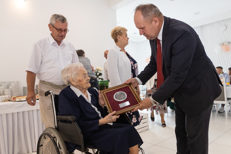 Wręczenie medalu pani Łucji Mańskiej, fot. Mikołaj Kuras dla UMWKP