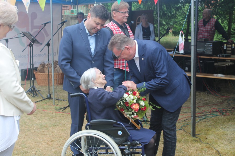 Wręczenie medalu pani Wandzie Miłoszewskiej, fot. DPS w Kamieniu Krajeńskim