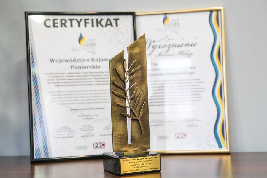 Statuetka Samorządowy Lider Edukacji, fot. Andrzej Goiński/UMKWP