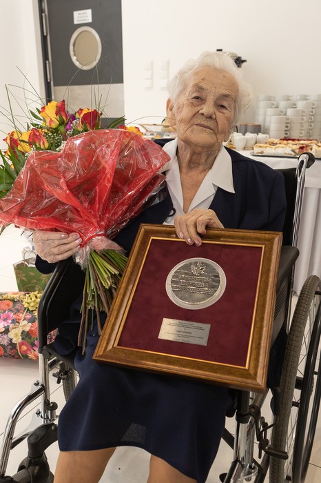 Wręczenie medalu pani Łucji Mańskiej, fot. Mikołaj Kuras dla UMWKP