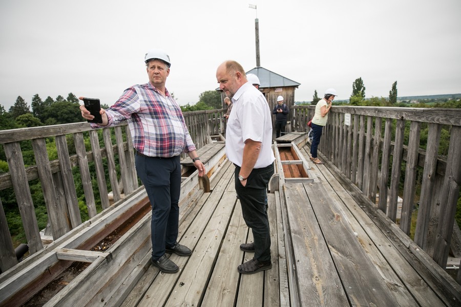 Marszałek Piotr Całbecki wizytuje renowację tężni w Ciechocinku, fot. Andrzej Goiński/UMWKP
