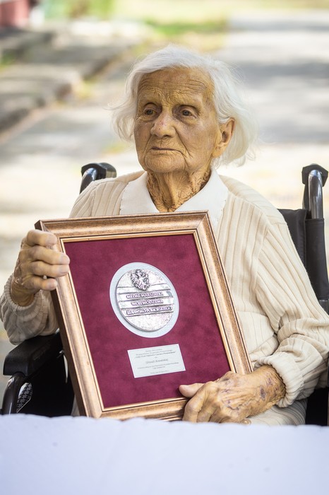 Wręczenie medalu pani Urszuli Kowalskiej, fot. Szymon Zdziebło tarantoga.pl dla UMWKP