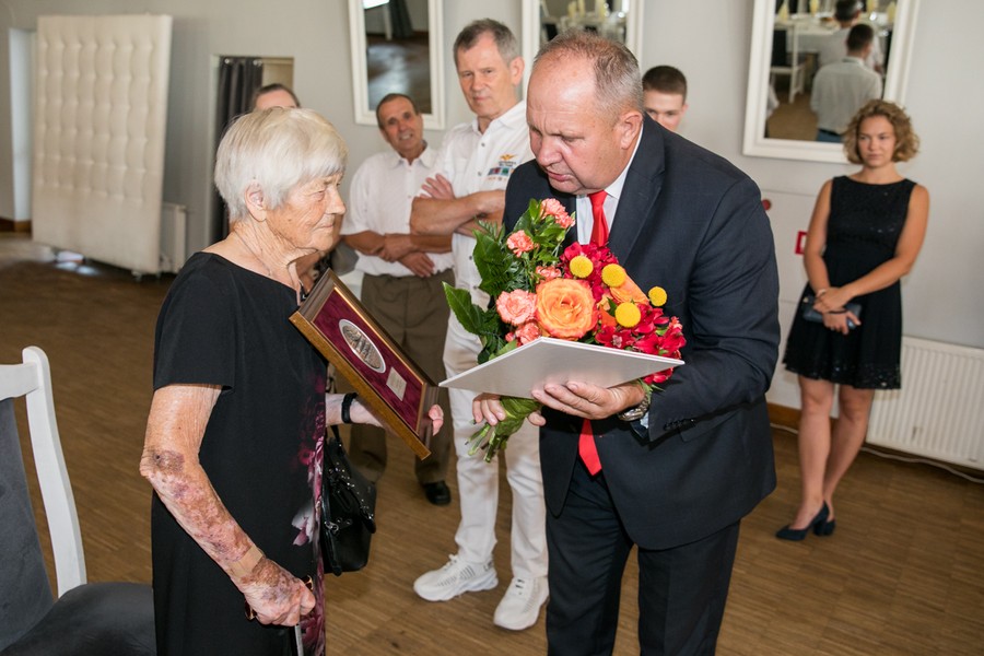 Wręczenie medalu Pani Gertrudzie Krajewskiej, fot. Andrzej Goiński dla UMWKP