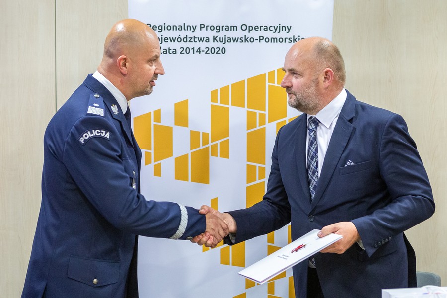 Wręczenie porozumienia w sprawie zakupu wozów do transportu psów policyjnych, fot. Szymon Zdziebło/tarantoga.pl dla UMWKP