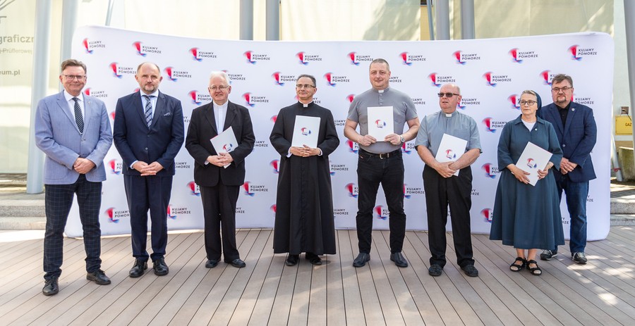 Wręczenie dotacji na renowację i konserwację zabytków, fot. Szymon Zdziebło/tarantoga.pl dla UMWKP