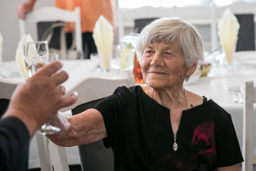 Wręczenie medalu Pani Gertrudzie Krajewskiej, fot. Andrzej Goiński dla UMWKP