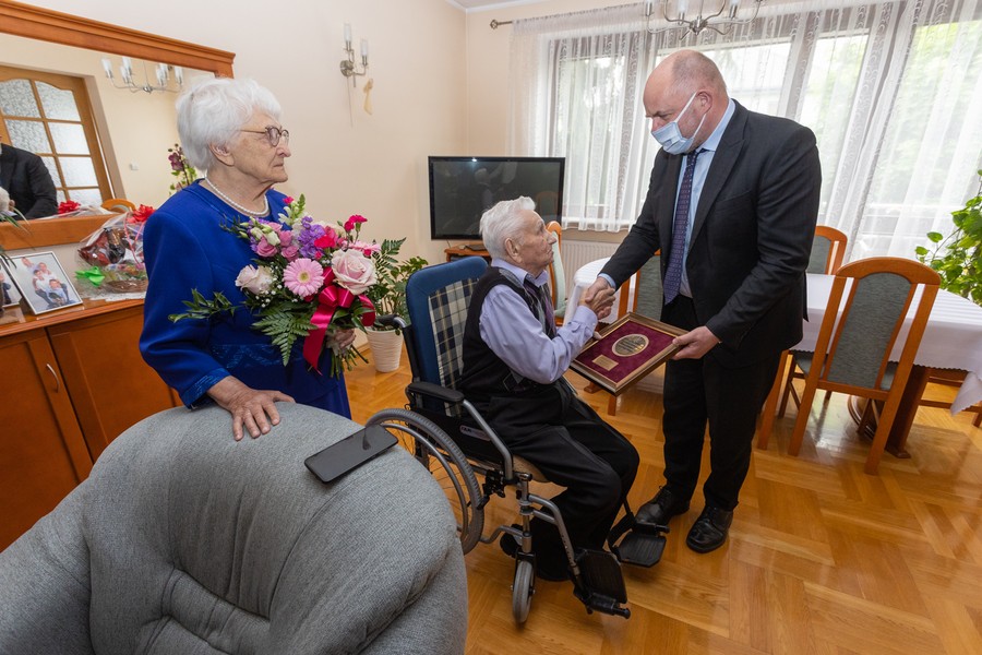 Wręczenie medalu panu Piotrowi Bogorodziowi, fot. Mikołaj Kuras dla UMWKP