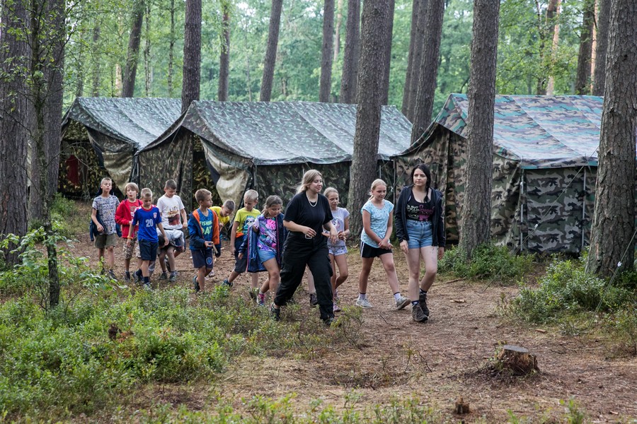 Marszałek Piotr Całbecki odwiedza harcerzy podczas obozu w Białej, fot. Andrzej Goiński/UMWKP