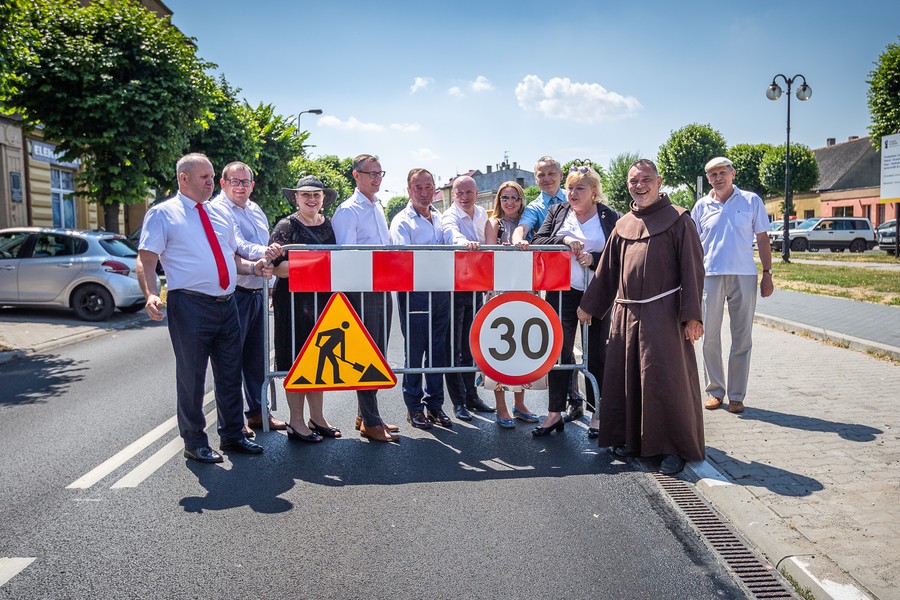Otwarcie zmodernizowanej drogi wojewódzkiej w Pakości, fot. Szymon Zdziebło tarantoga.pl dla UMWKP