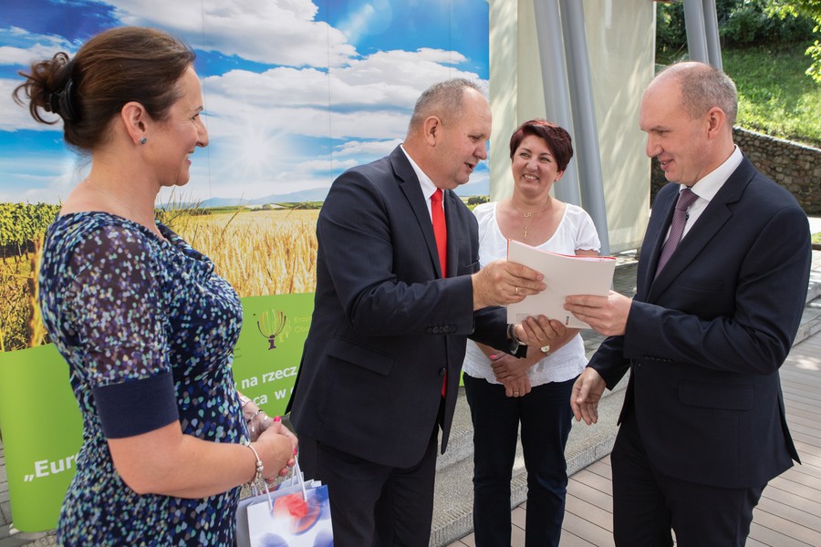 Wręczenie umów na dofinansowania kształtowania przestrzeni wsi i mniejszych miast, fot. Mikołaj Kuras dla UMWKP