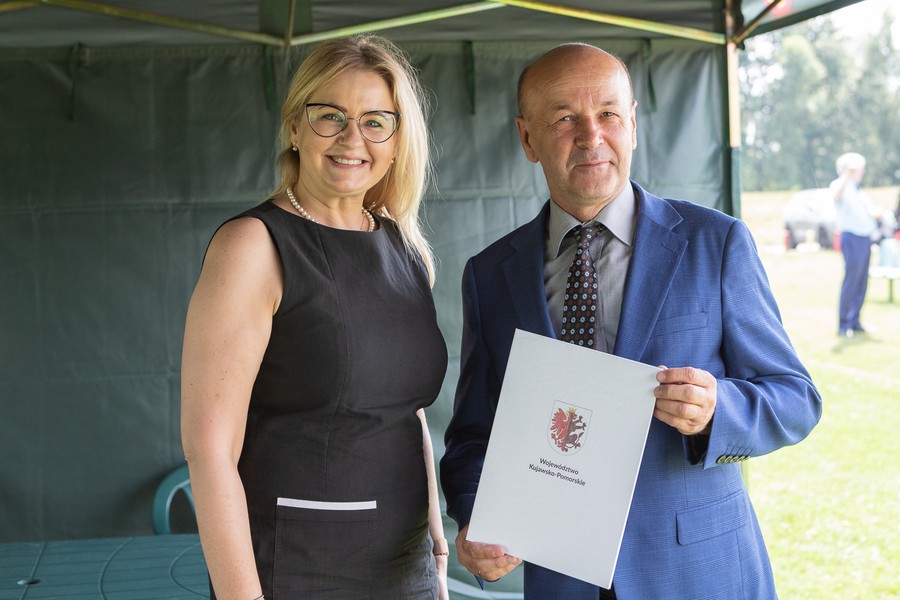 Wręczenie umów na małą infrastrukturę sportową, fot. Mikołaj Kuras dla UMWKP