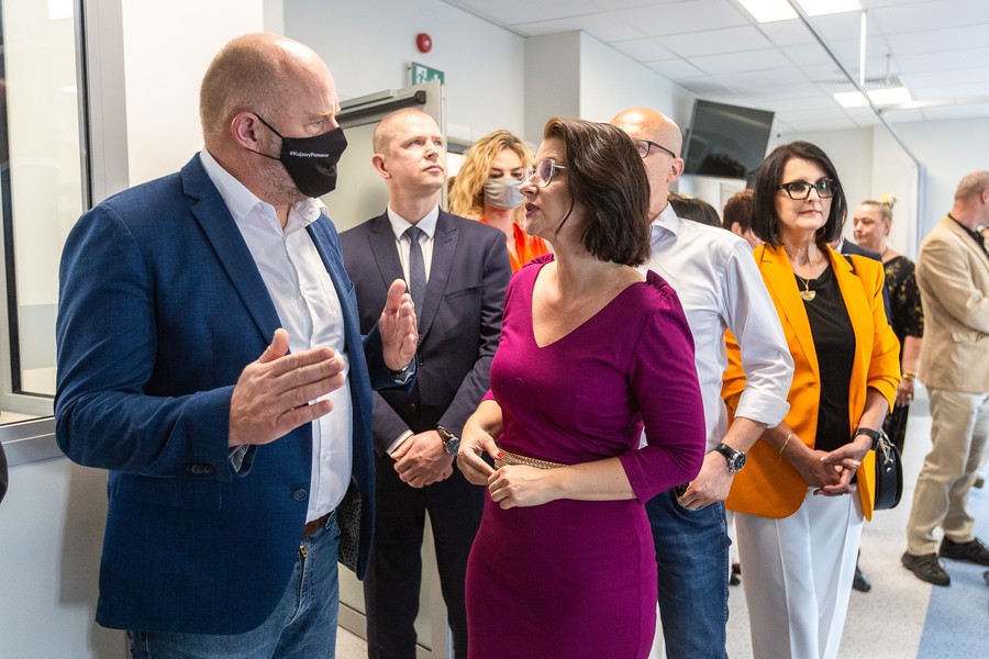 Uroczystość otwarcia oddziału anestezjologii i intensywnej opieki medycznej w Powiatowym Szpitalu w Aleksandrowie Kujawskim, fot. Szymon Zdziebło/tarantoga.pl dla UMWKP