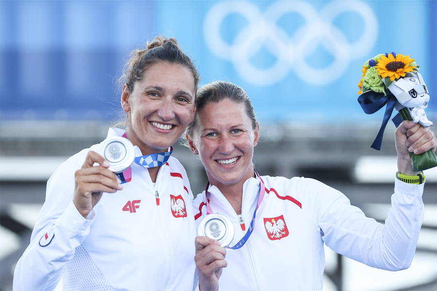 Jolanta Ogar-Hill i Agnieszką Skrzypulec ze srebrnym medalem zdobytym w Tokio, fot. Paweł Skraba