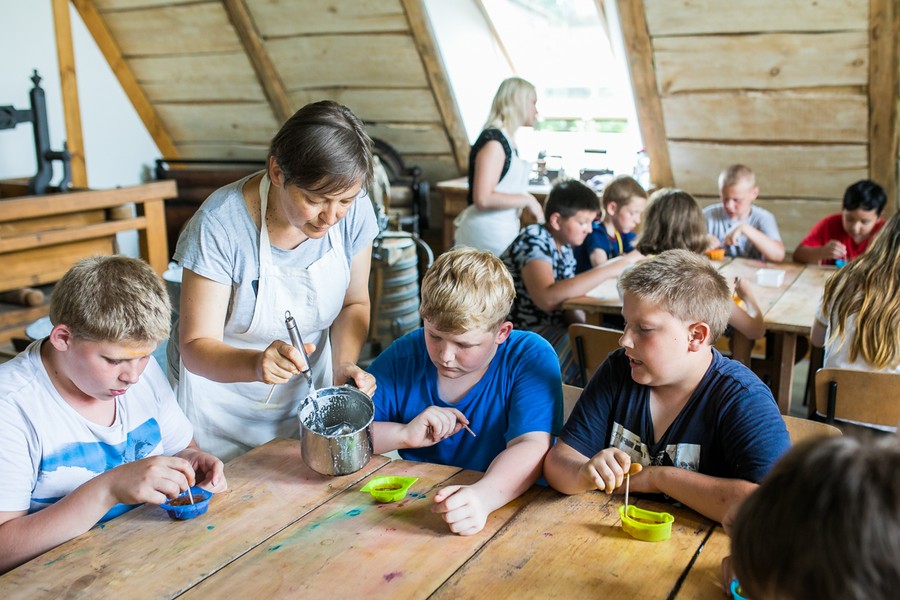 Warsztaty we Wiosce mydlarskiej we Fiałkach koło Górzna, fot. Andrzej Goiński UMWKP