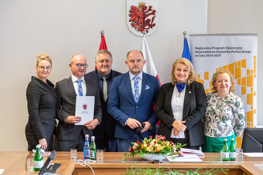 Ceremonia podpisania umów RPO, 26 sierpnia 2021, fot. Szymon Zdzieblo/tarantoga.pl dla UMWKP