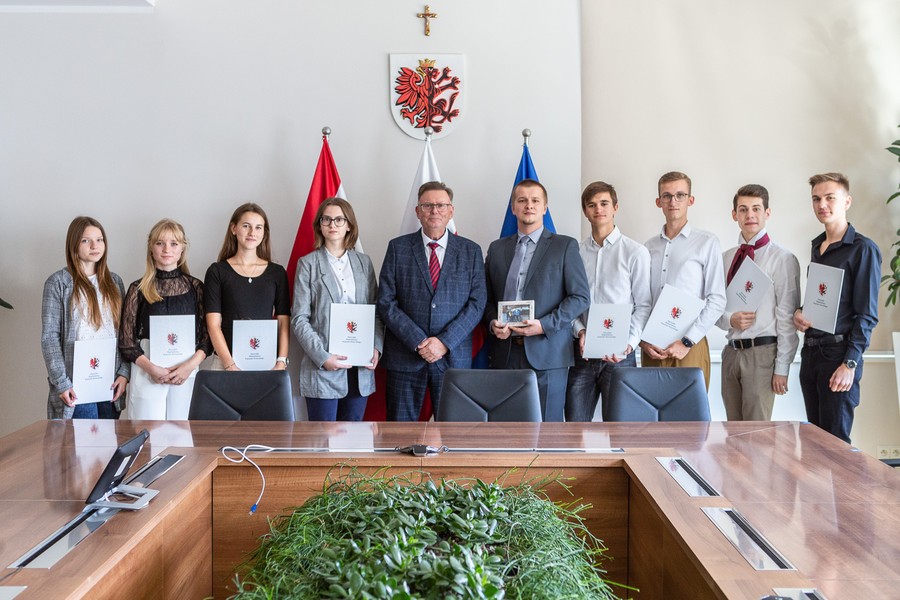 Spotkanie wicemarszałka Zbigniewa Ostrowskiego z uczestnikami projektu „Kuźnia liderów regionu”, fot. Szymon Zdziebło/tarantoga.pl dla UMWKP