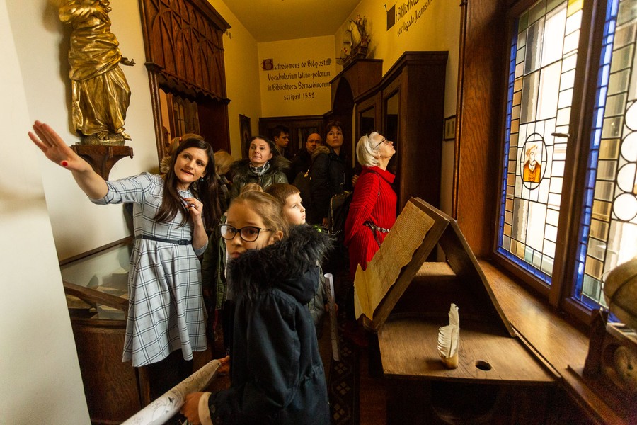 Zwiedzanie biblioteki bernardynów w Bydgoszczy, fot. Filip Kowalkowski dla UMWKP