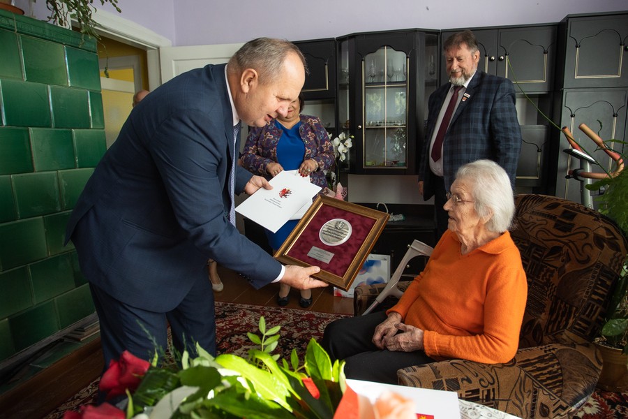 Wręczenie medalu Unitas Durat pani Walerii Szczołchor, fot. Mikołaj Kuras dla UMWKP
