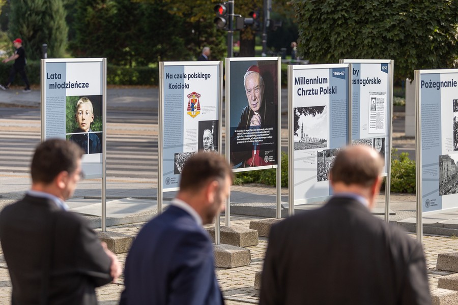Kardynał Stefan Wyszyński – wystawa przed Urzędem Marszałkowskim w Toruniu, fot. Szymon Zdziebło/tarantoga.pl dla UMWKP