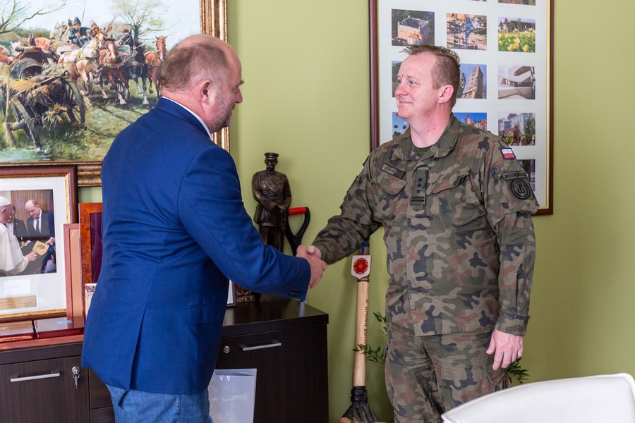 Marszałek Piotr Całbecki i płk Edward Chyła, fot. Szymon Zdzebło/tarantoga.pl dla UMWKP