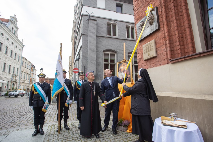 Osłonięcie tablicy na ulicy Żeglarskiej, fot. Mikołaj Kuras dla UMWKP