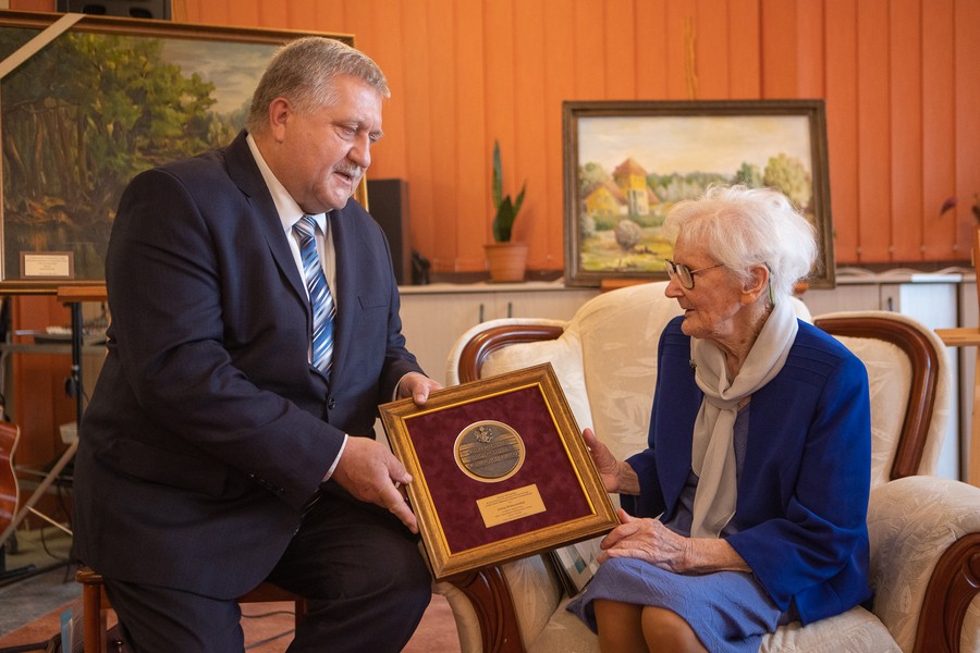 Wręczenie medalu pani Janinie Robaczewskiej, fot. Mikołaj Kuras dla UMWKP