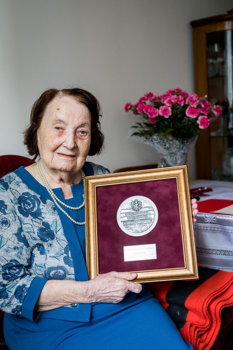 Wręczenie medalu pani Ludwice Bączyk, fot. Filip Kowalkowski dla UMWKP