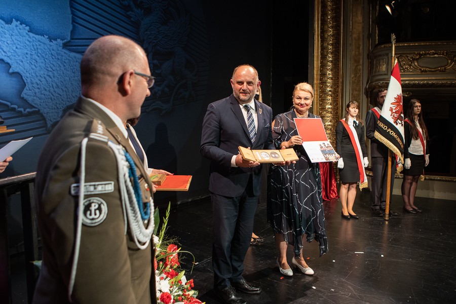 Uroczystość wręczenia medali stulecia powrotu Pomorza i Kujaw do wolnej Polski, fot. Mikołaj Kuras dla UMWKP