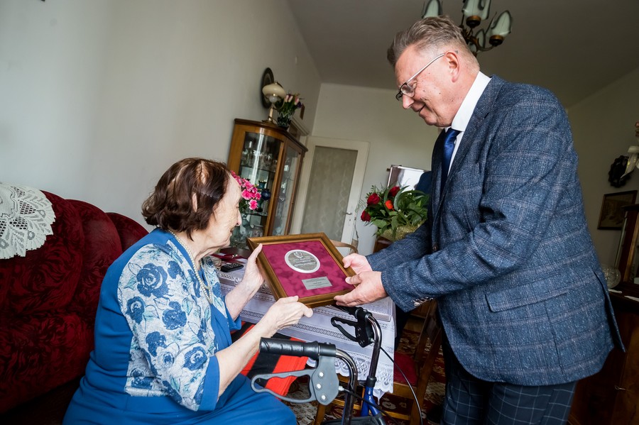 Wręczenie medalu pani Ludwice Bączyk, fot. Filip Kowalkowski dla UMWKP