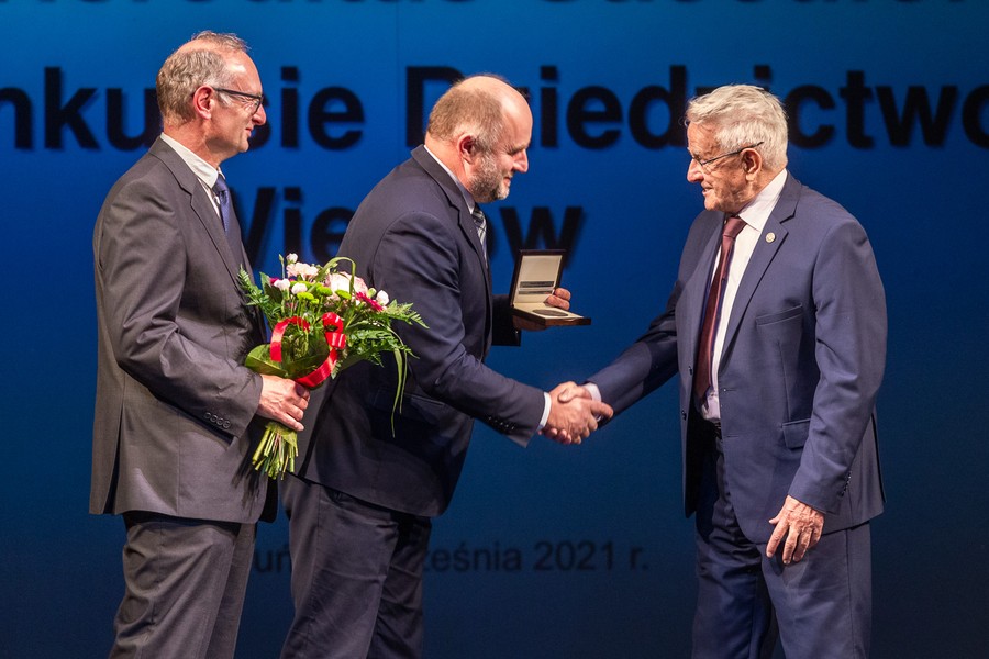 Wręczenie medali Hereditas Saeculorum i statuetek Musejon, fot. Szymon Zdziebło/tarantoga.pl dla UMWKP