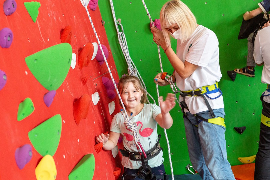 Otwarcie rehabilitacyjnej ścianki wspinaczkowej w Zespole Szkół nr 26 w Toruniu, fot. Szymon Zdzieblo/tarantoga.pl dla UMWKP