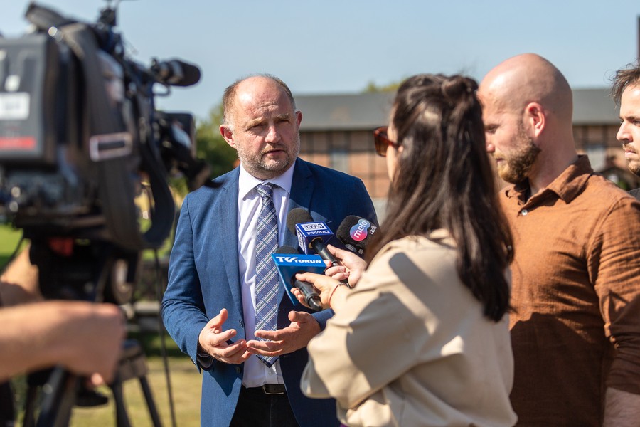 Marszałek Piotr Całbecki spotkał się z kierownictwem Uzdrowiska Ciechocinek i dziennikarzami na terenie warzelni soli, fot. fot. Szymon Zdziebło/tarantoga.pl dla UMWKP