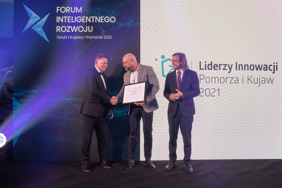 Wręczenie nagród na Regionalnym Forum Innowacji, fot. Mikołaj Kuras dla UMWKP