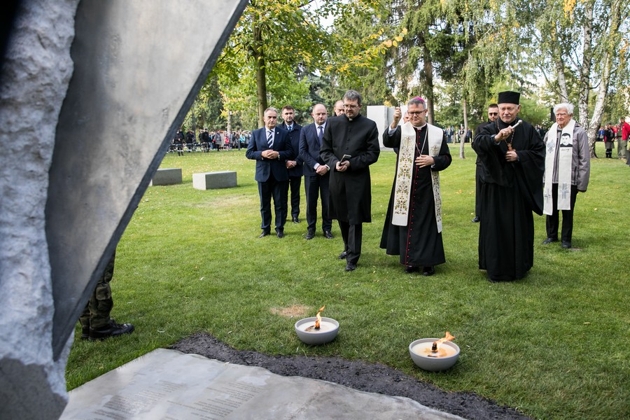 Odsłonięcie instalacji poświęconej bezimiennym ofiarom zbrodni pomorskiej w toruńskim Parku Pamięci, fot. Andrzej Goiński/UMWKP