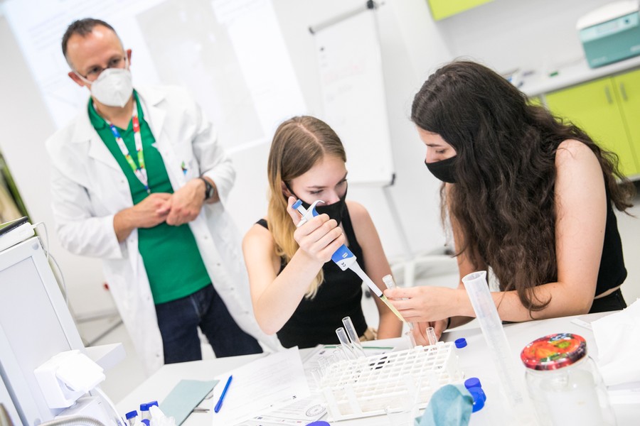 Wakacyjne zajęcia edukacyjne w Młynie Wiedzy w Toruniu, fot. Andrzej Goiński/UMWKP