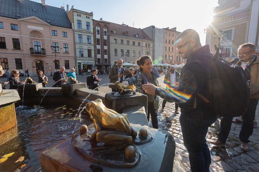 Gra miejska na toruńskiej starówce z udziałem partnerów projektu Digitourism. Fot. Mikołaj Kuras dla UMWKP